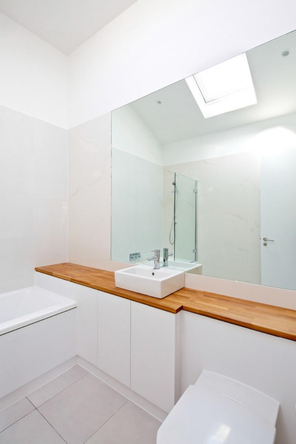 Westbourne Apartment | Bathroom | Interior Designers